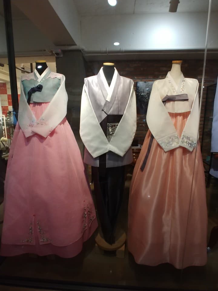 상신주단 한복 전시